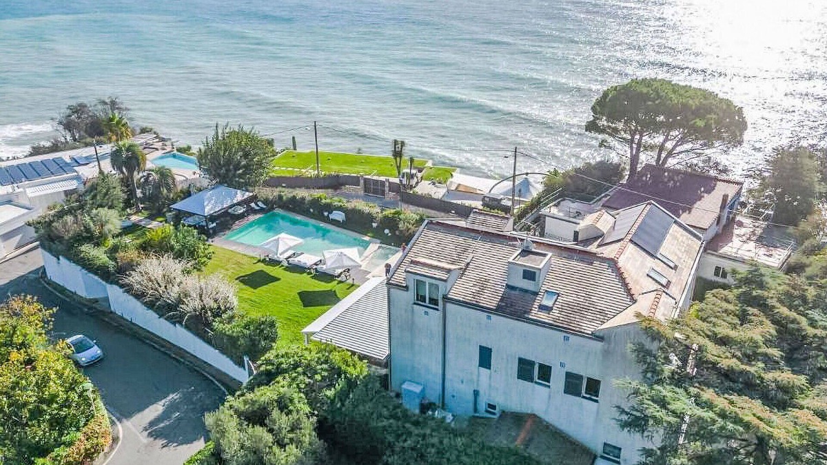 Albisola Superiore Apartment | Beautiful apartment for 6 people with WIFI, pool, TV, patio and pets allowed
