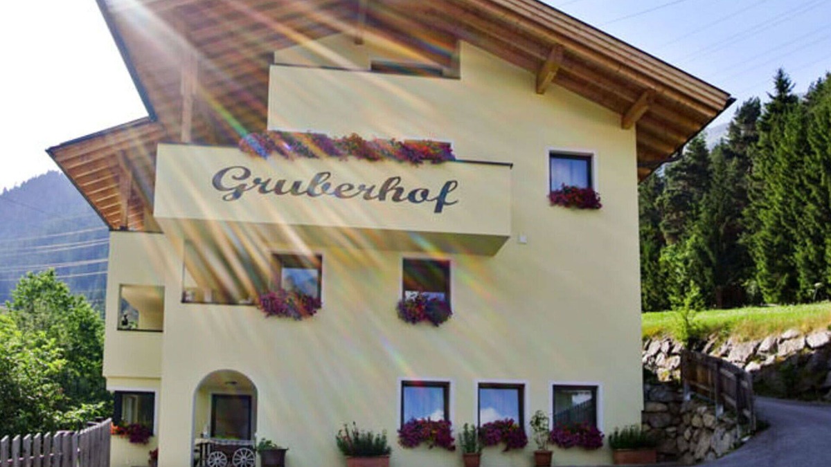 Sankt Anton am Arlberg Villa | Beautiful apartment in villa for 4 guests with WIFI, TV and pets allowed