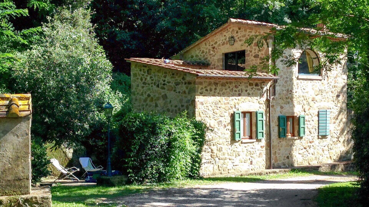 Roccastrada Villa | Beautiful apartment in villa for 4 guests with WIFI, pool, TV, patio and pets allowed