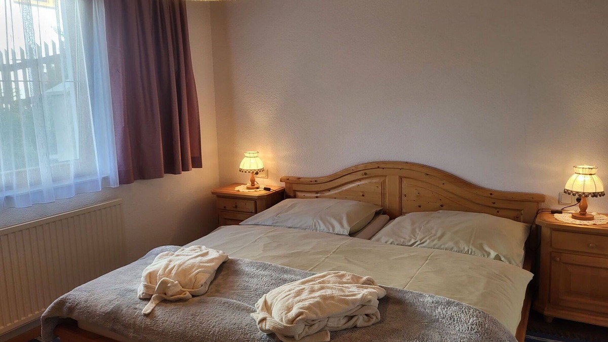 Spiss Apartment | Beautiful apartment for 2 people with TV, patio and pets allowed