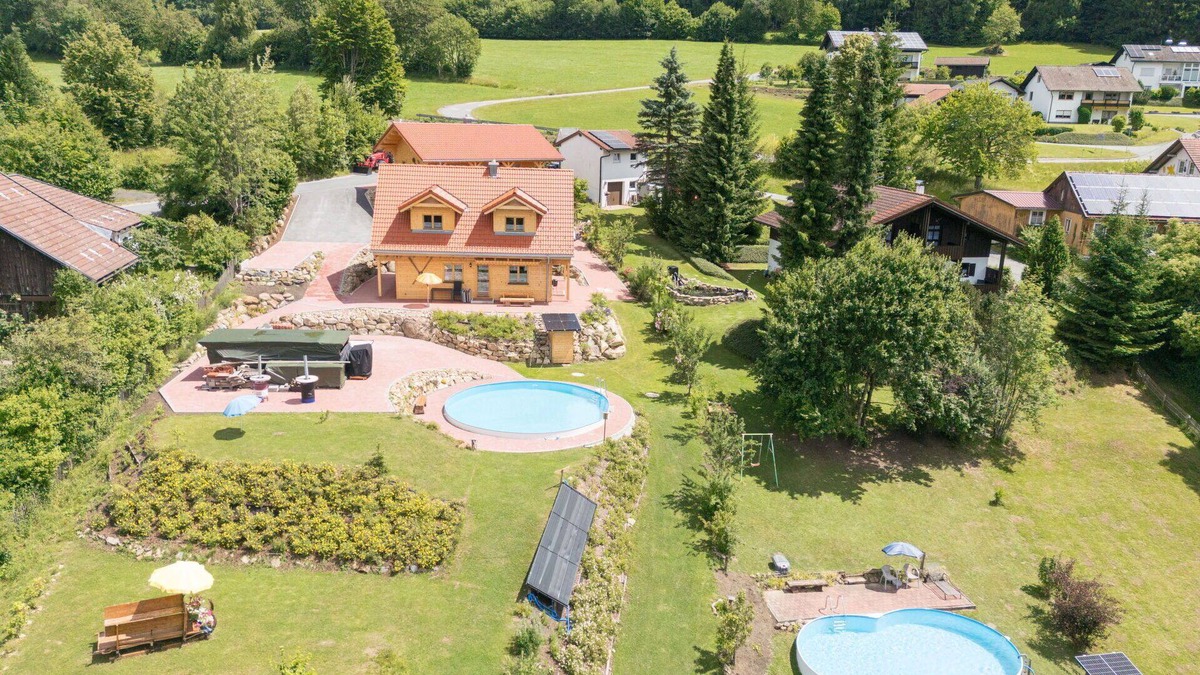 Oberkreuzberg House | Beautiful apartment in villa for 6 people with hot tub, WIFI, pool, TV, patio and parking