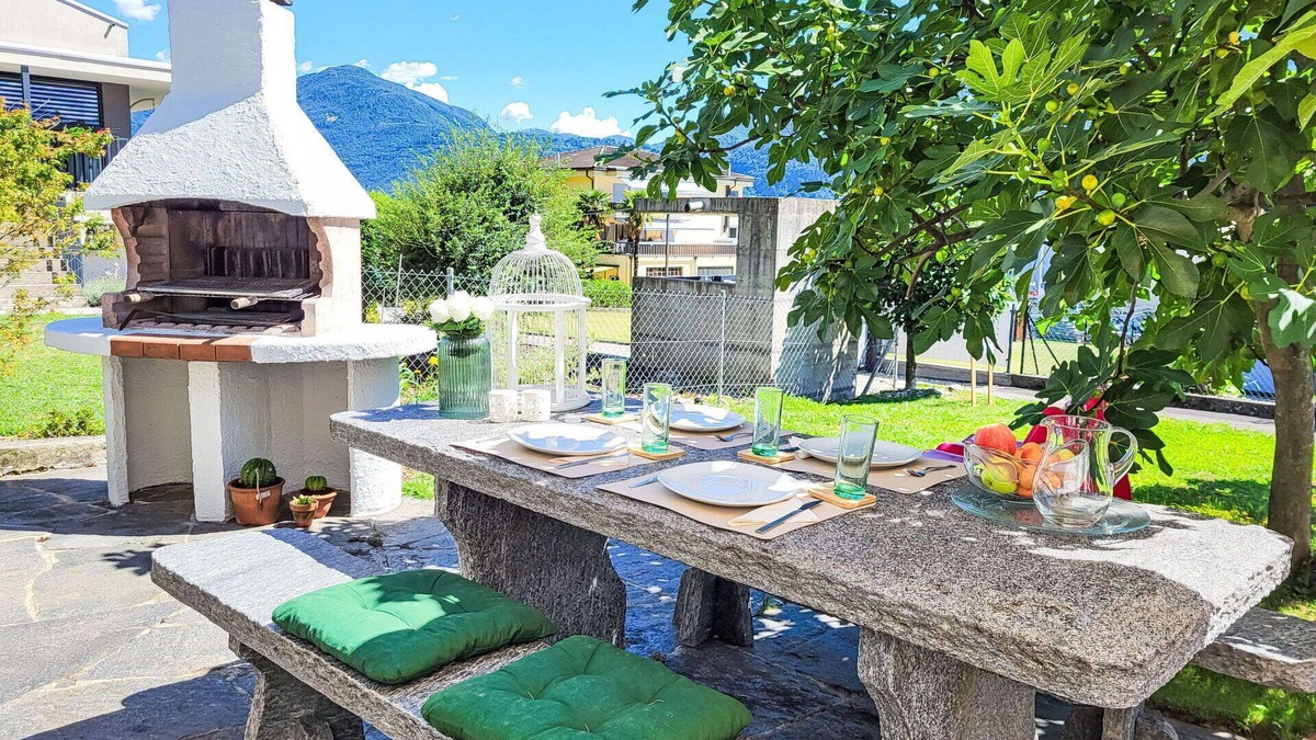 Gordola Apartment | Beautiful apartment for 2 people with A/C, WIFI, TV, patio, pets allowed and panoramic view