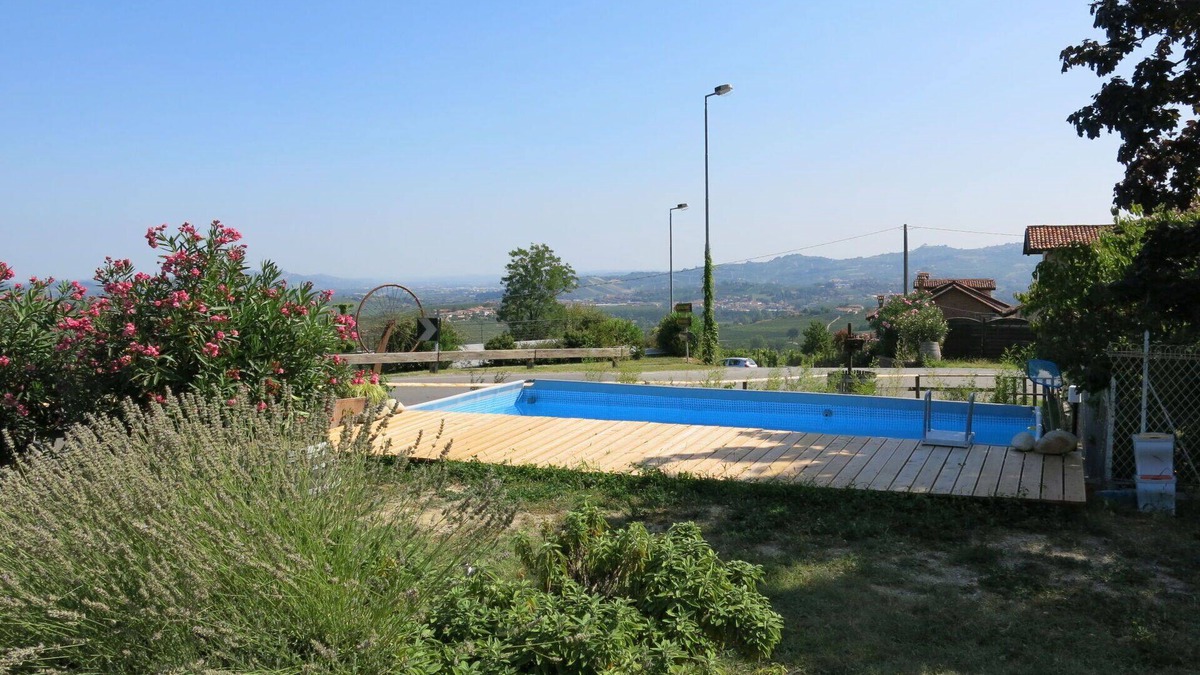 La Morra Apartment | Beautiful apartment for 2 guests with pool, WIFI, TV, patio, pets allowed and parking