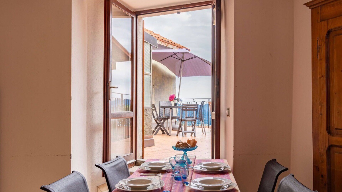 Maccagno Apartment | Beautiful apartment for 5 guests with TV, terrace and pets allowed