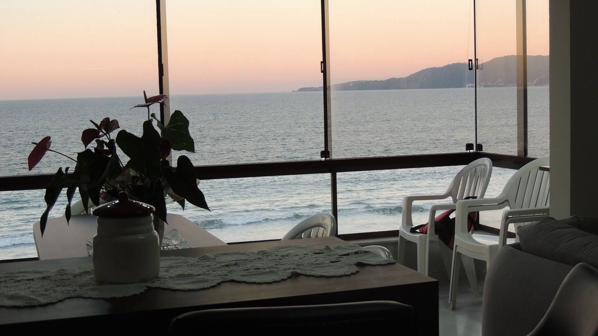 Itapema Apartment | Beautiful apartment facing the sea in Meia Praia, Itapema.