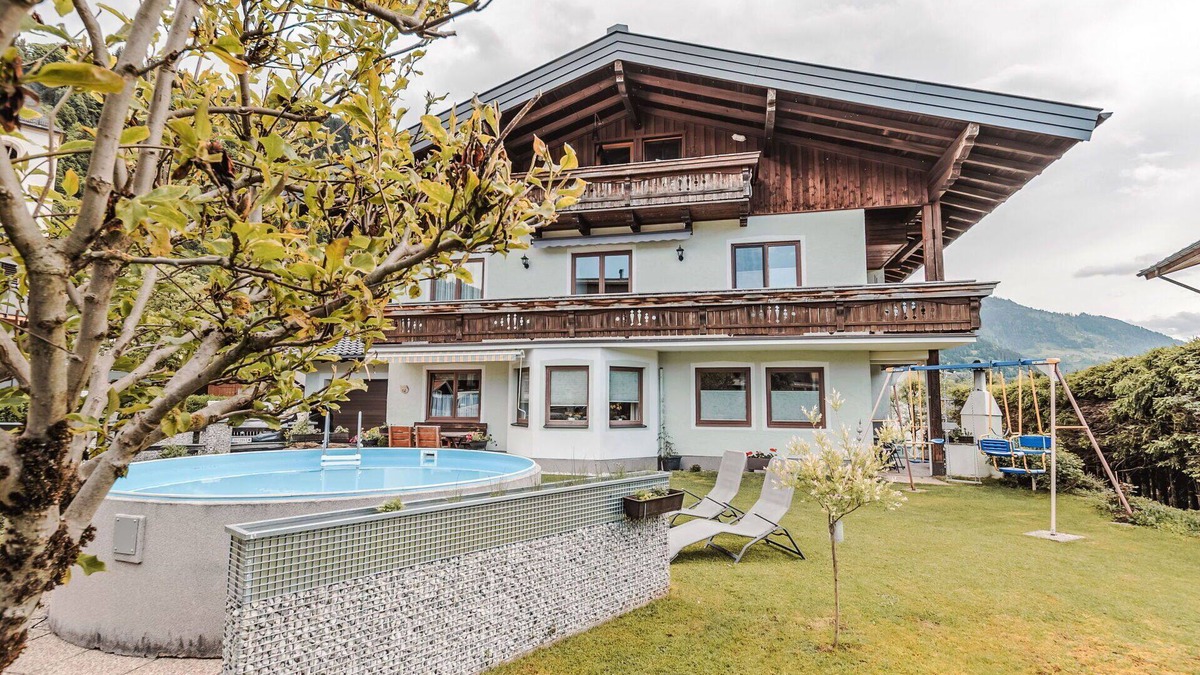 Goldegg Apartment | Beautiful apartment for 8 people with pool, WIFI, TV, balcony and pets allowed