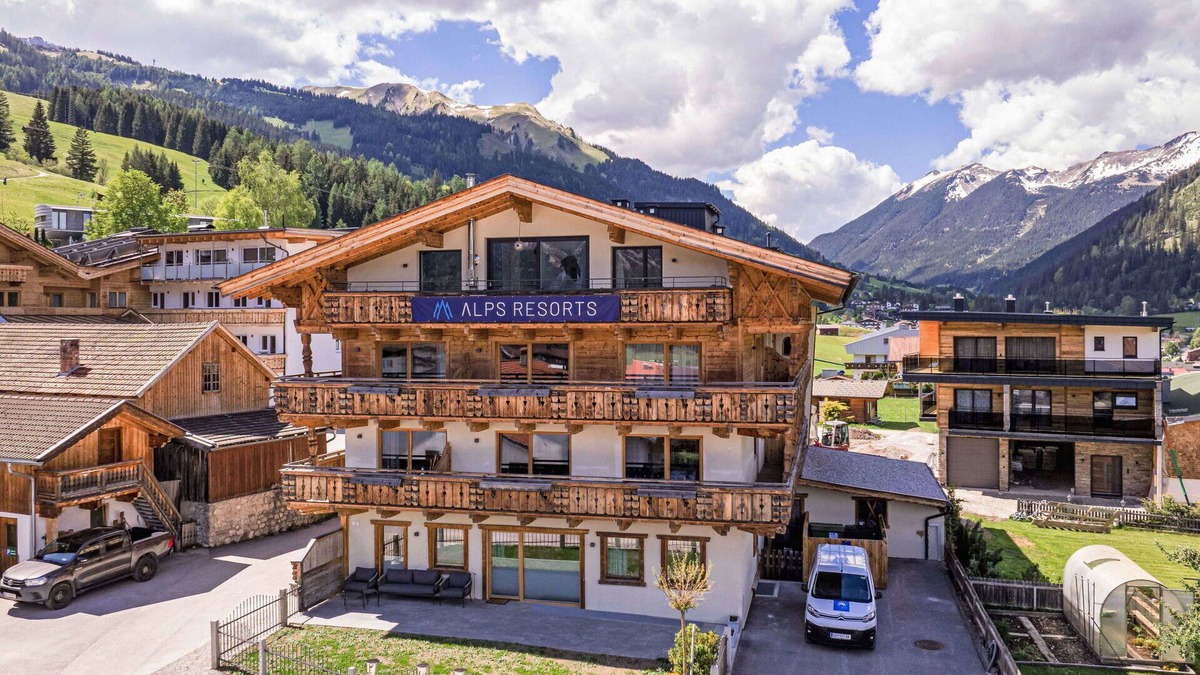 Lermoos Apartment | Beautiful apartment for 6 guests with WIFI, hot tub, TV, terrace, panoramic view and parking