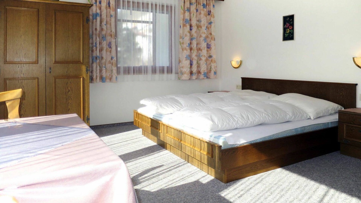 Pettneu am Arlberg Apartment | Beautiful apartment for 6 people with WIFI, TV, balcony and parking