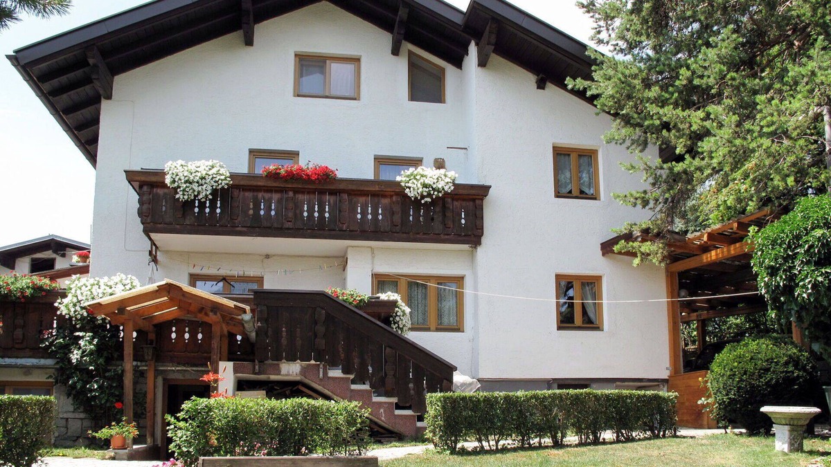 Imst Apartment | Beautiful apartment for 8 people with WIFI, TV, terrace and pets allowed