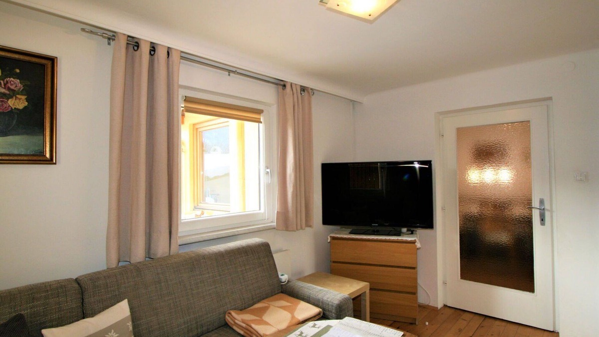 Axams Apartment | Beautiful apartment for 4 people with TV, patio and pets allowed