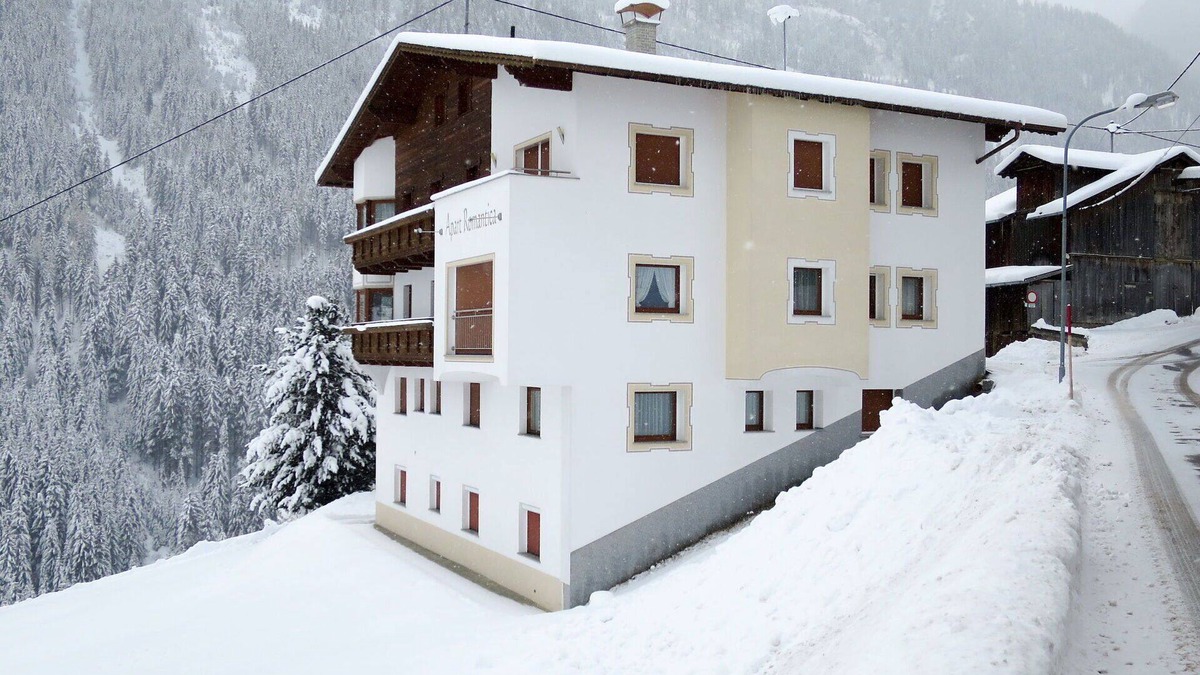 Kappl Apartment | Beautiful apartment for 20 people with WIFI, TV and balcony
