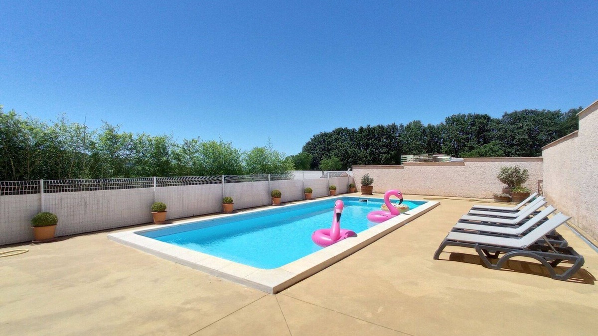Valreas Apartment | Beautiful apartment for 5 people with A/C, WIFI, private pool, TV and balcony