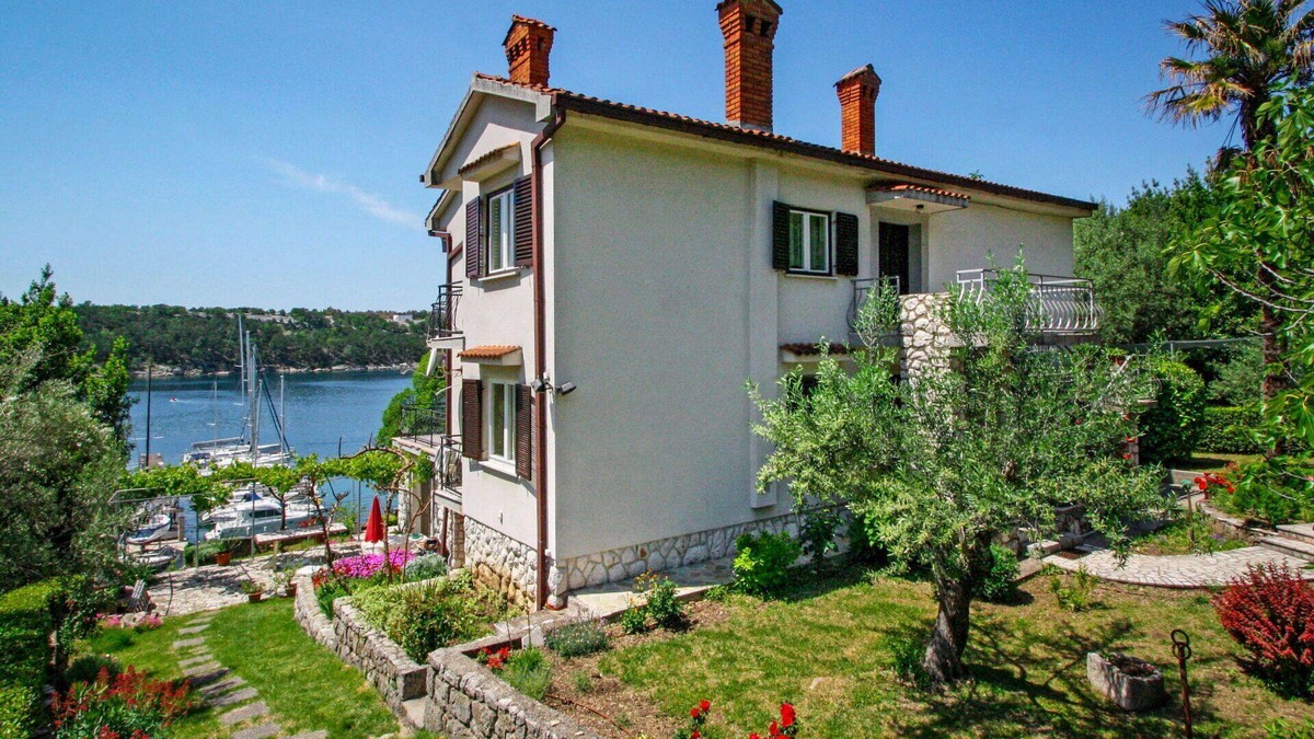 Municipality of Omisalj Apartment | Beautiful apartment for 5 guests with WIFI, A/C, TV, terrace and pets allowed