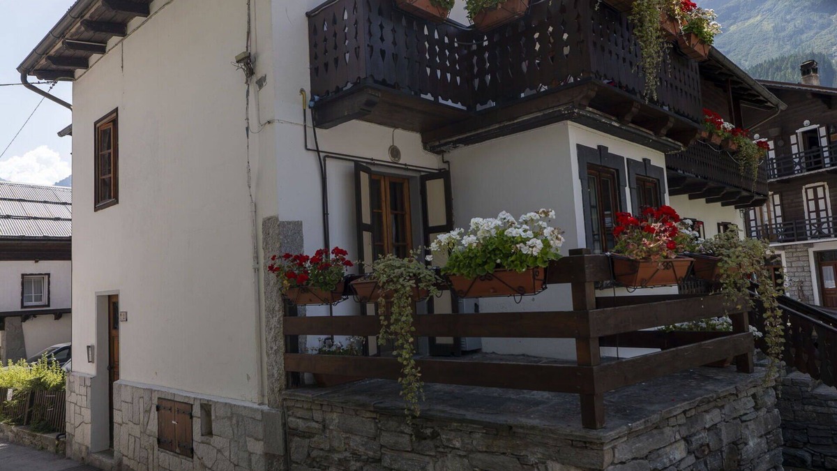 Macugnaga Apartment | Beautiful apartment for 6 guests with TV, balcony, pets allowed and panoramic view
