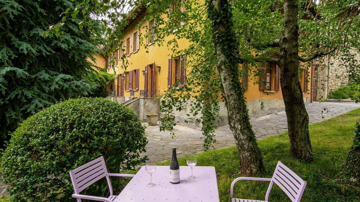 Tavernerio Apartment | Beautiful apartment for 4 people with WIFI, TV, patio and pets allowed