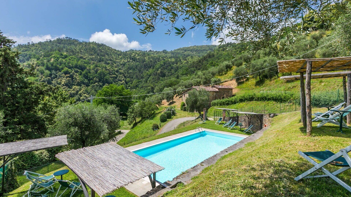 Pescia Apartment | Beautiful apartment for 4 people with WIFI, pool, TV, patio and pets allowed