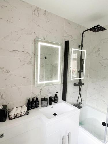 Custom House Apartment | Beautiful apartment in Beckton with Private Entrance and Garden