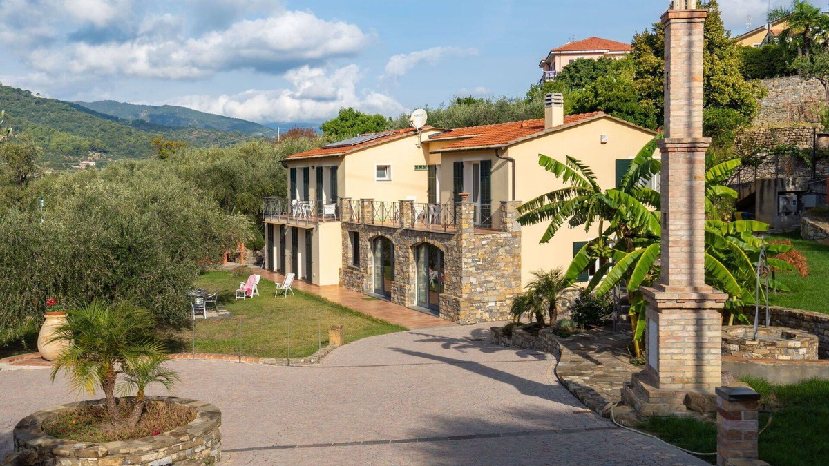 Costa dʼOneglia Villa | Beautiful apartment in villa for 4 people with WIFI, TV, patio, pets allowed and panoramic view