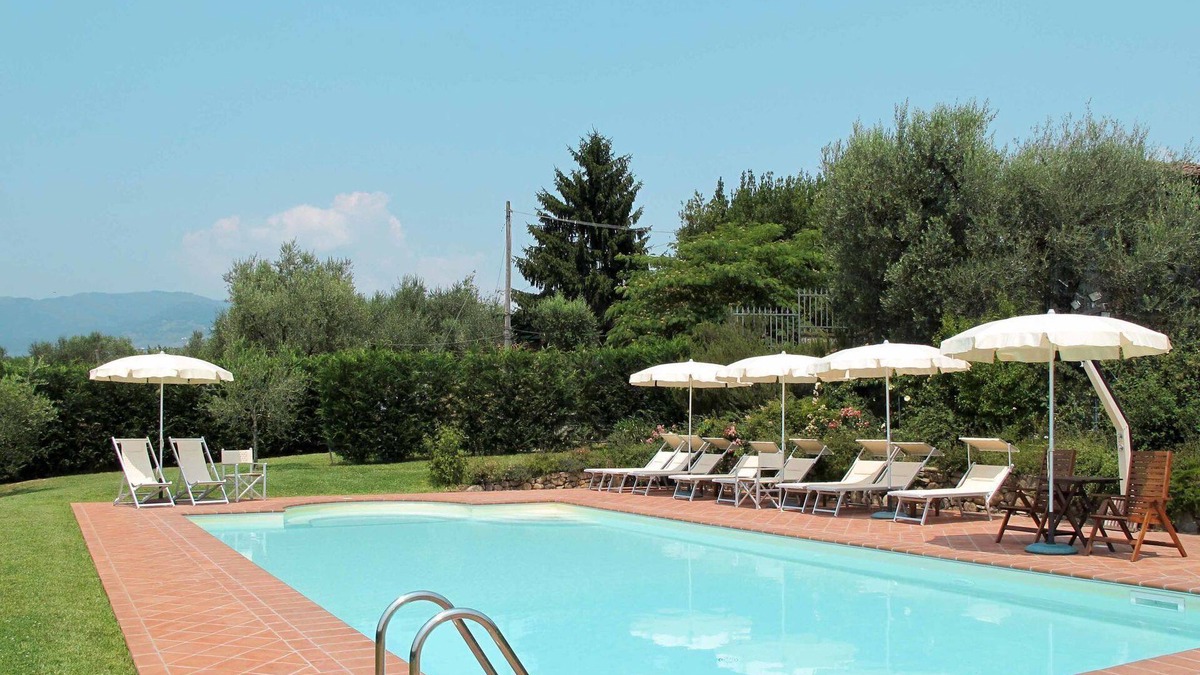 Montecarlo Villa | Beautiful apartment in villa with pool, WIFI, TV, terrace, pets allowed, panoramic view and park.