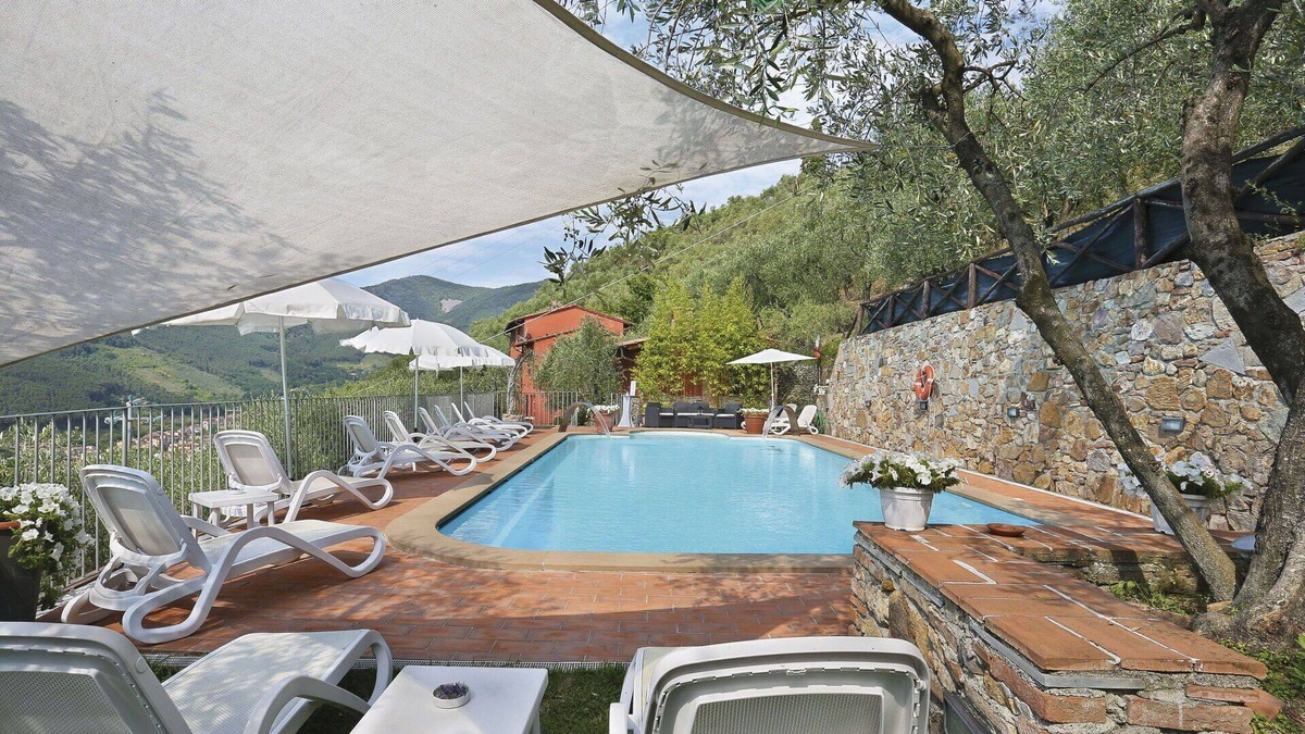 Cascine-La Croce Villa | Beautiful apartment in villa for 6 guests with pool, WIFI, TV, patio and pets allowed