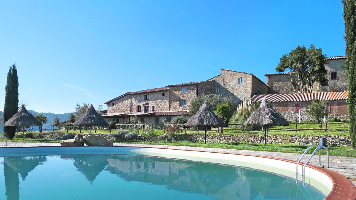 Santo Villa | Beautiful apartment in villa for 4 guests with pool, patio, pets allowed and panoramic view