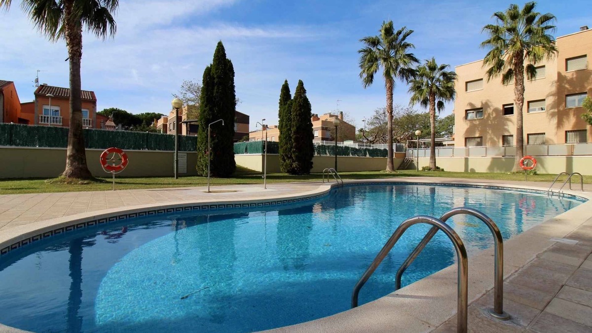 Cambrils Apartment | Beautiful apartment with terrace and swimming pool 1300m from Vilafortuny beach