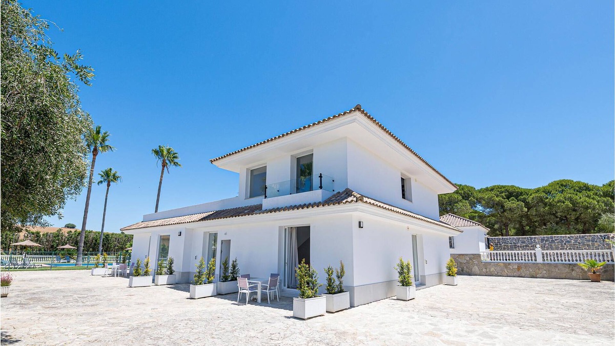 Brena y Marismas de Barbate Natural Park Apartment | Beautiful apartment with outdoor pool, located very close to beautiful nature and only 3 km from the