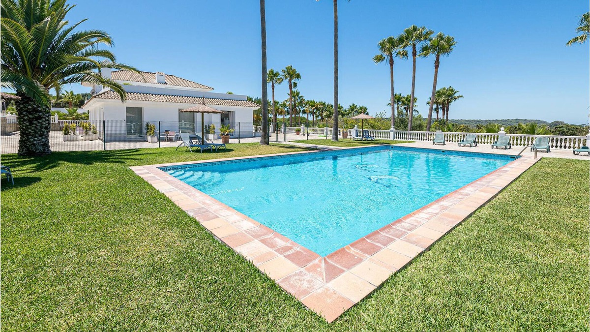 Brena y Marismas de Barbate Natural Park Apartment | Beautiful apartment with outdoor pool, located very close to beautiful nature and only 3 km from the