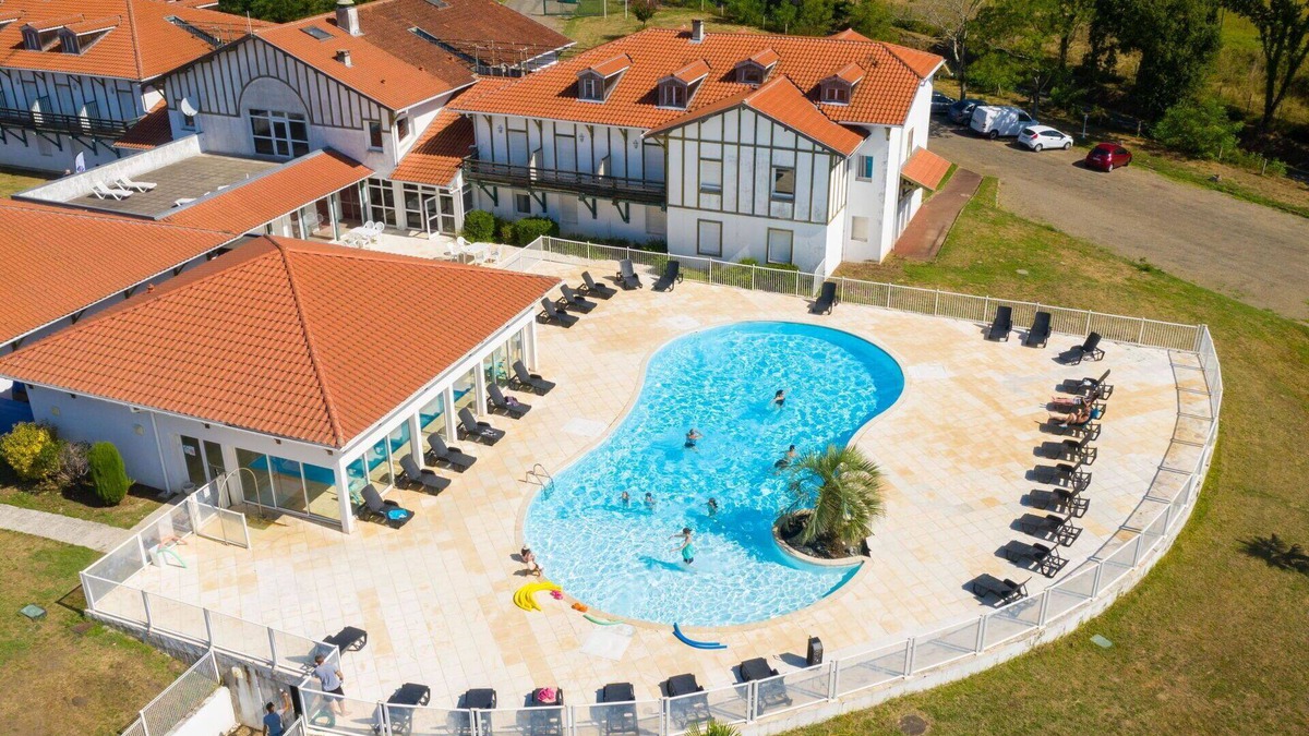 Cassen Apartment | Beautiful apartment with internet, pool, TV, terrace, pets allowed, panoramic view and parking