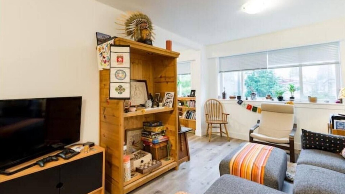 East Side House | Beautiful Artsy 3-bedroom Vancouver House, near Commercial Drive-Trout Lake!