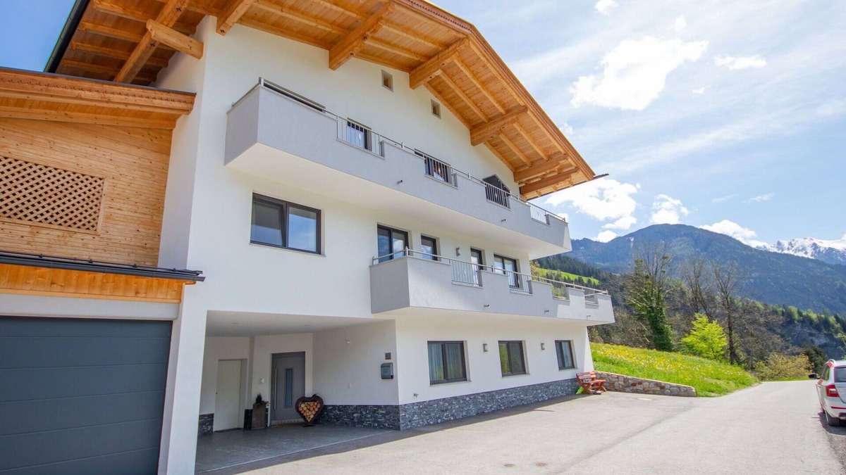 Hainzenberg Apartment | Beautiful apartment for 4 guests with WIFI, TV, balcony and parking