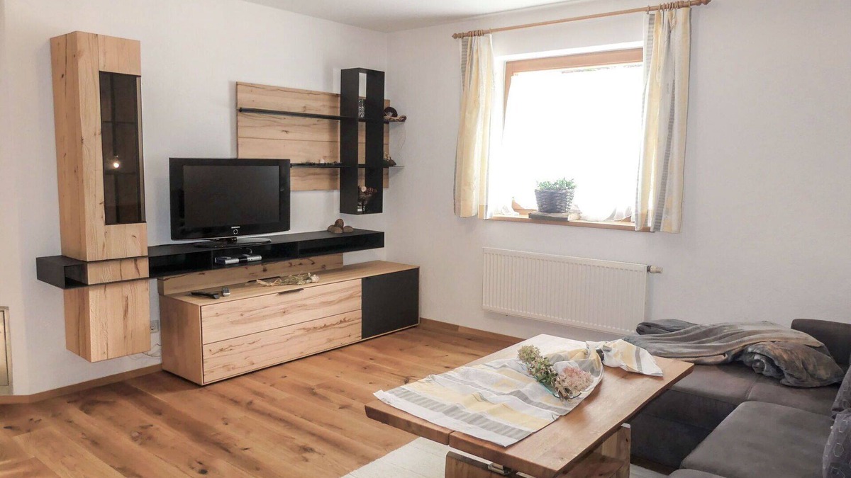 Strass im Zillertal Apartment | Beautiful apartment for 8 people with WIFI, TV, patio and pets allowed