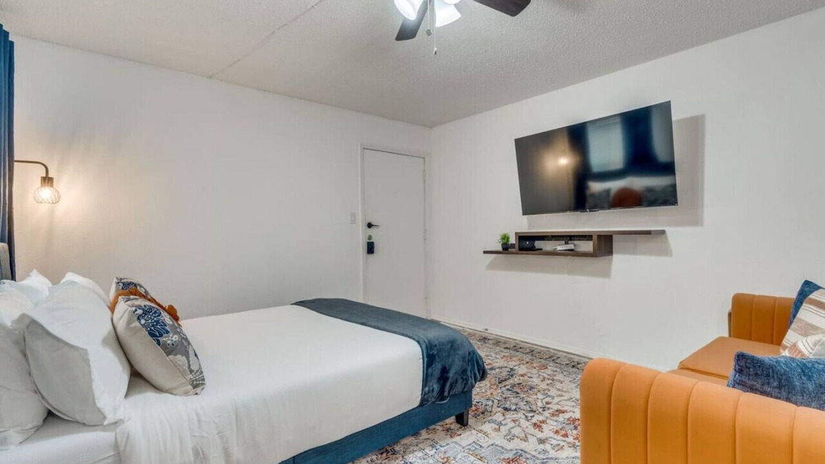 Hyde Park Apartment | Beautiful Austin Studio Sleeps 4 10min to Downtown