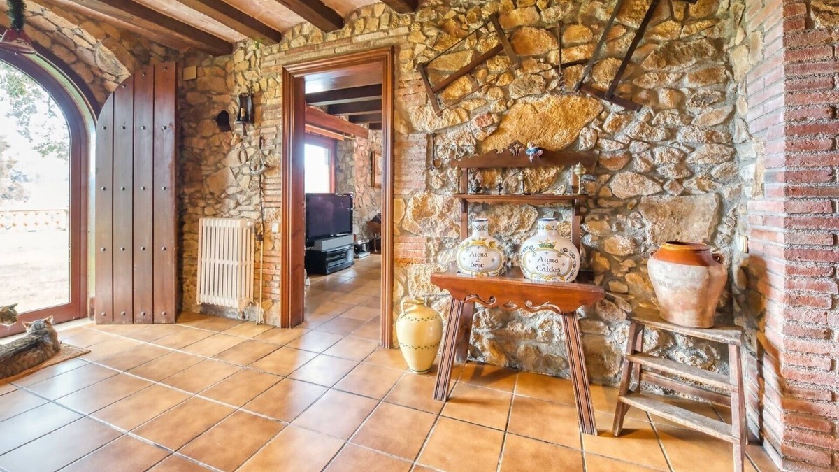 Urbanizacion El Mas Reixac Villa | Beautiful authentic Spanish house with huge pool and outdoor kitchen!