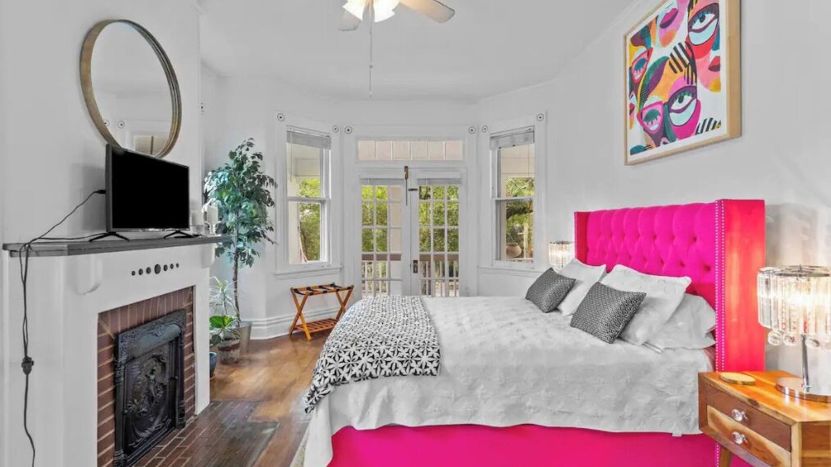 Wilmington Historic District Apartment | Beautiful Balcony one bedroom steps to downtown River Walk !