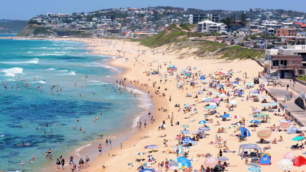 Bar Beach Apartment | Beautiful Bar Beach - stay 300m to Sand & Surf. Walk to Cafes & Restaurants.