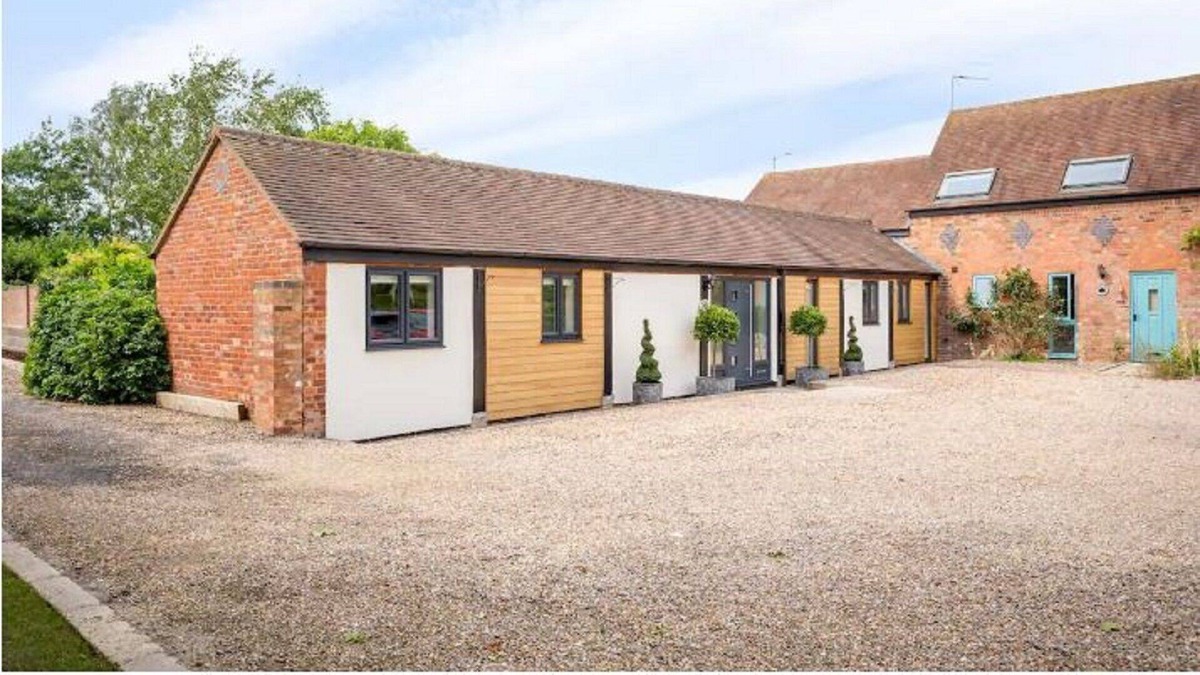 Pershore House | Beautiful barn Conversion in Countryside Setting
