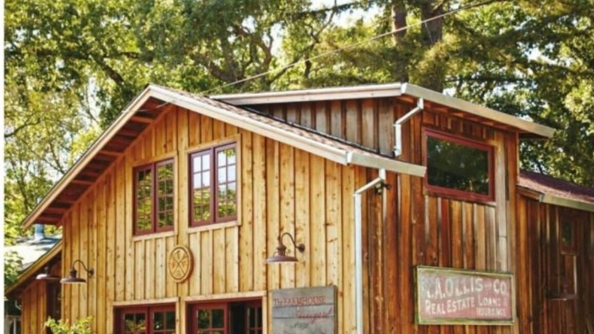 Oak Knoll House | Beautiful Barn on The Farmhouse Vineyard just five minutes from Yountville.