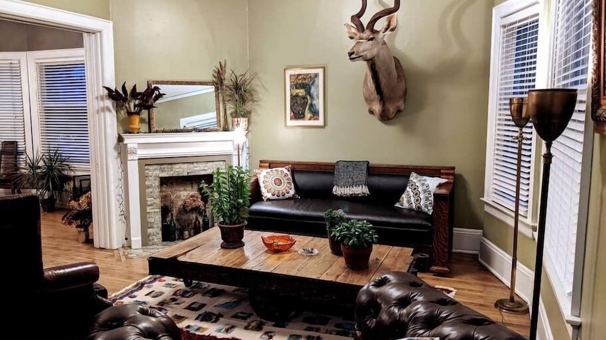 Bay View Apartment | Beautiful Bayview 2 Story Loft w/Skylights, Wetbar