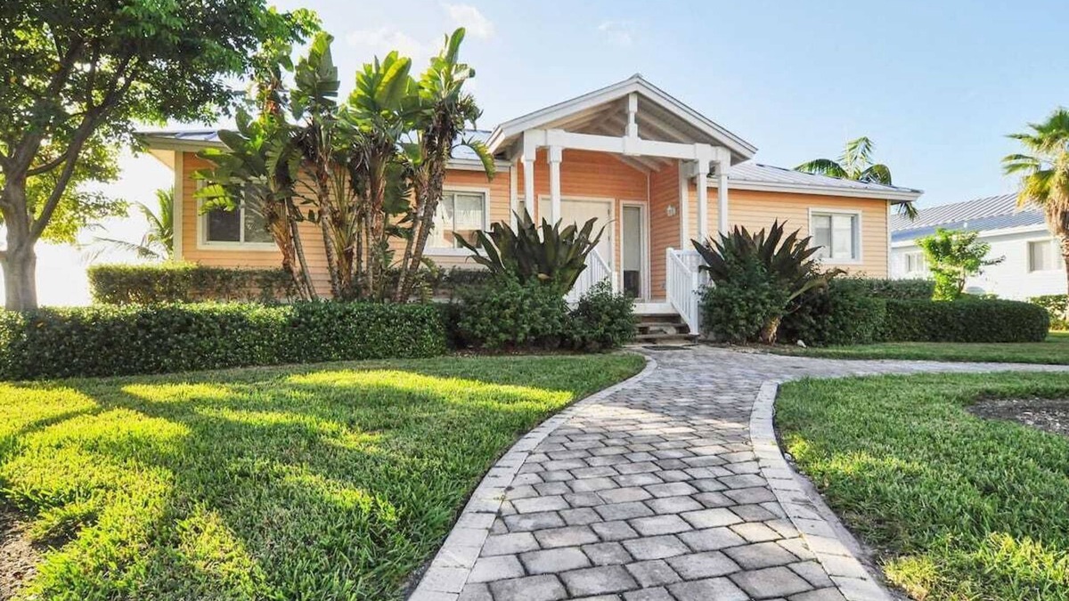 Alice Town House | Beautiful Beach Front Villa in Resort World Bimini Bahamasnn