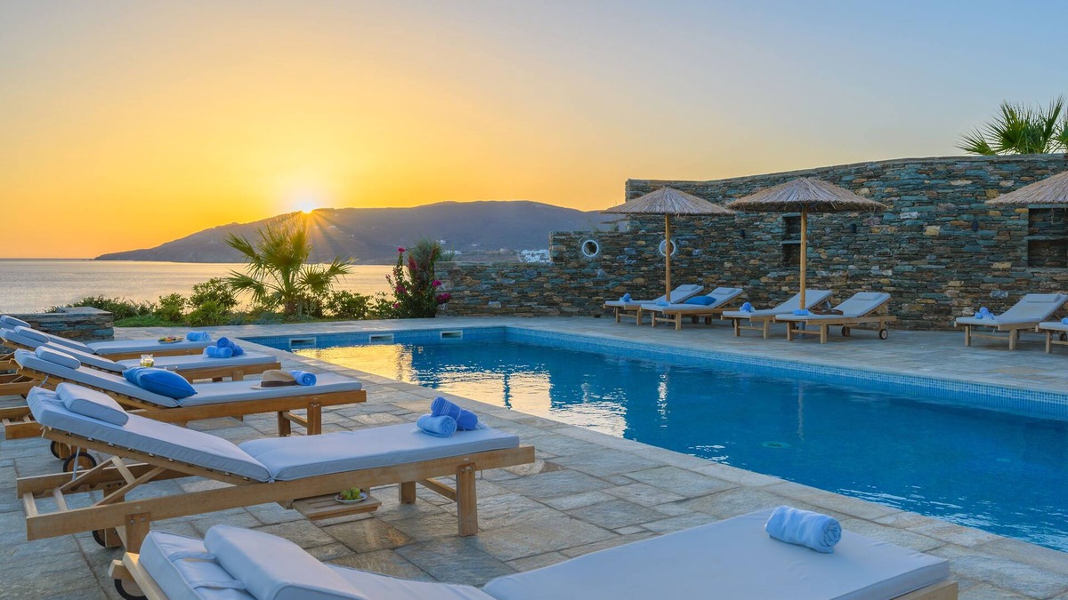 Gavrio House | Beautiful beach house with pool for 8p