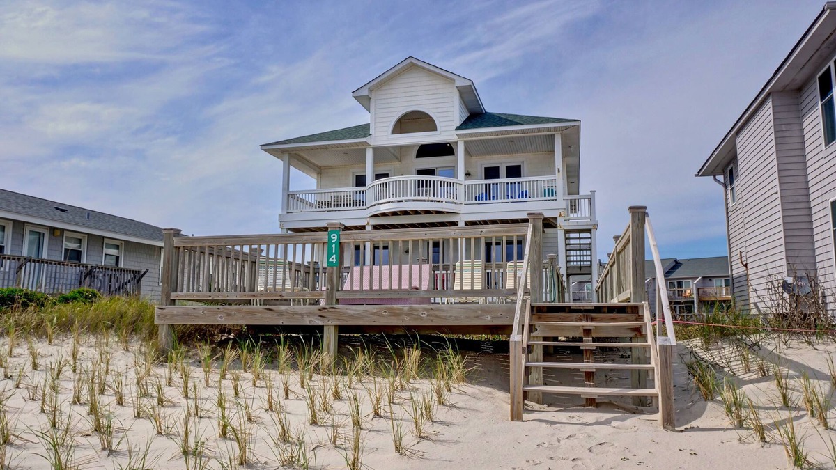 Surf City House | Beautiful Beachfront 6 Bedroom Home with Private Sundeck on Dune