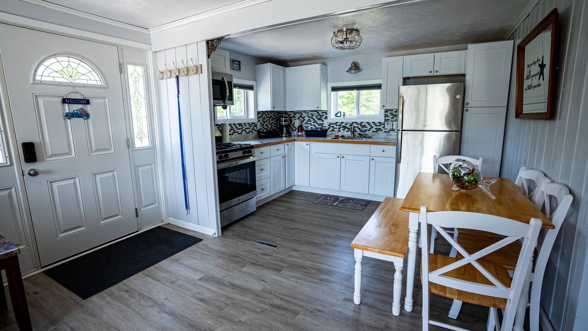 Farwell House | Beautiful Blue Bungalow on The Lake