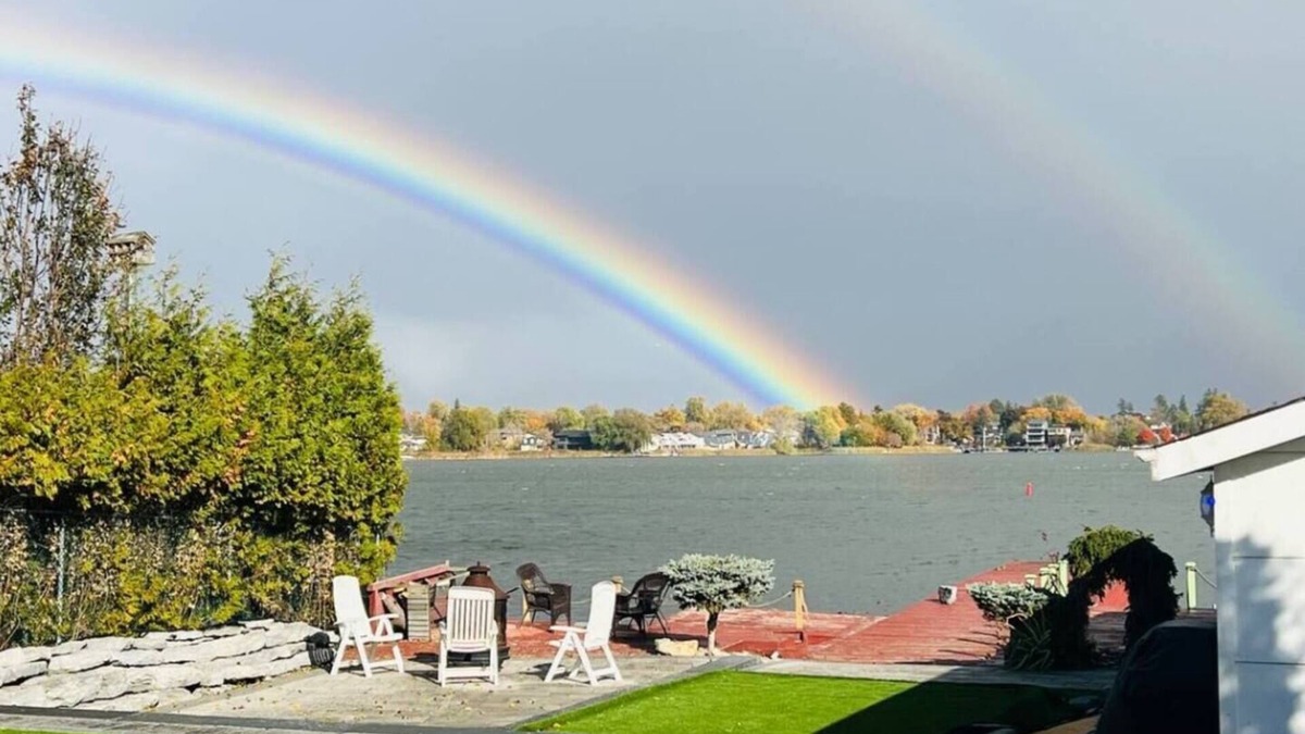 Pickering House | Beautiful Breezy Lake House!