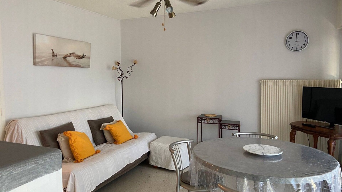Balaruc-les-Bains Apartment | Beautiful, bright apartment with balcony, close to baths and shops, pets allowed