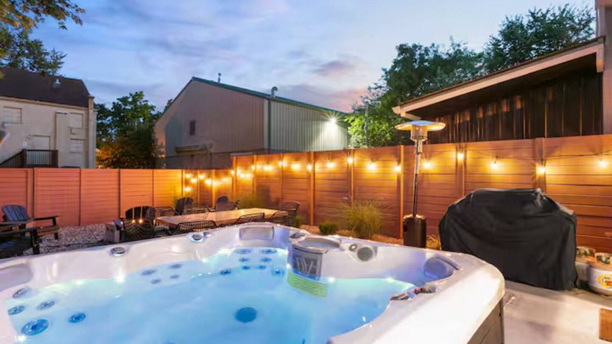 Phoenix Hill House | Beautiful Brick Home|HotTub|KingBed|FirePit|BBQ|70"TV|NuLu|