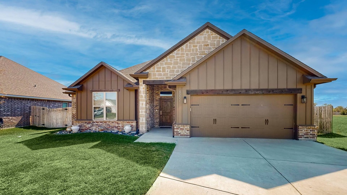 Wellborn House | Beautiful brick 3-bedroom cozy home with enclosed backyard & central AC