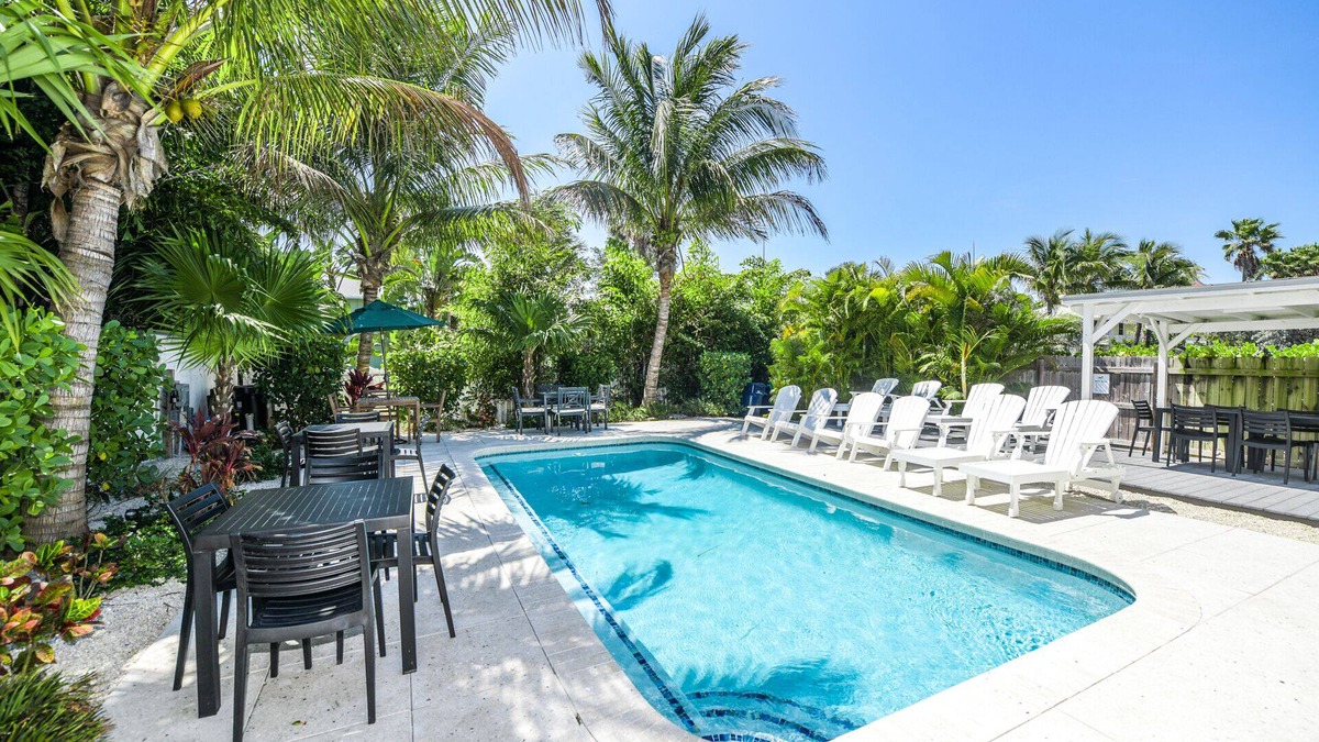 Anna Maria Villa | Beautiful Bungalow with Pool and Bay Views! - Barefoot by the Bay at Bayside Bun
