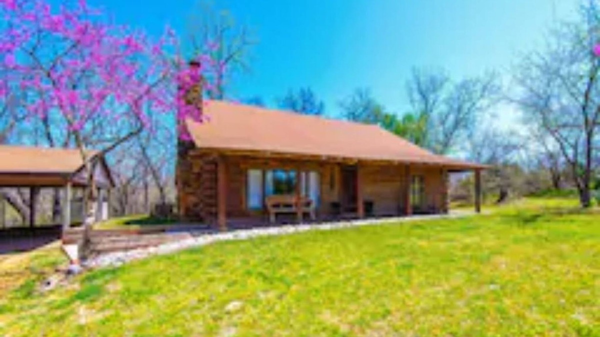 Edmond Cabin | Beautiful Cabin 3 miles from Lazy E