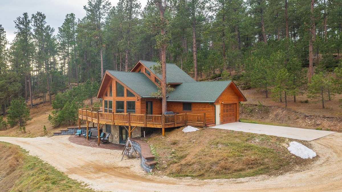Benchmark Cabin | Beautiful Cabin near Deadwood and Sturgis